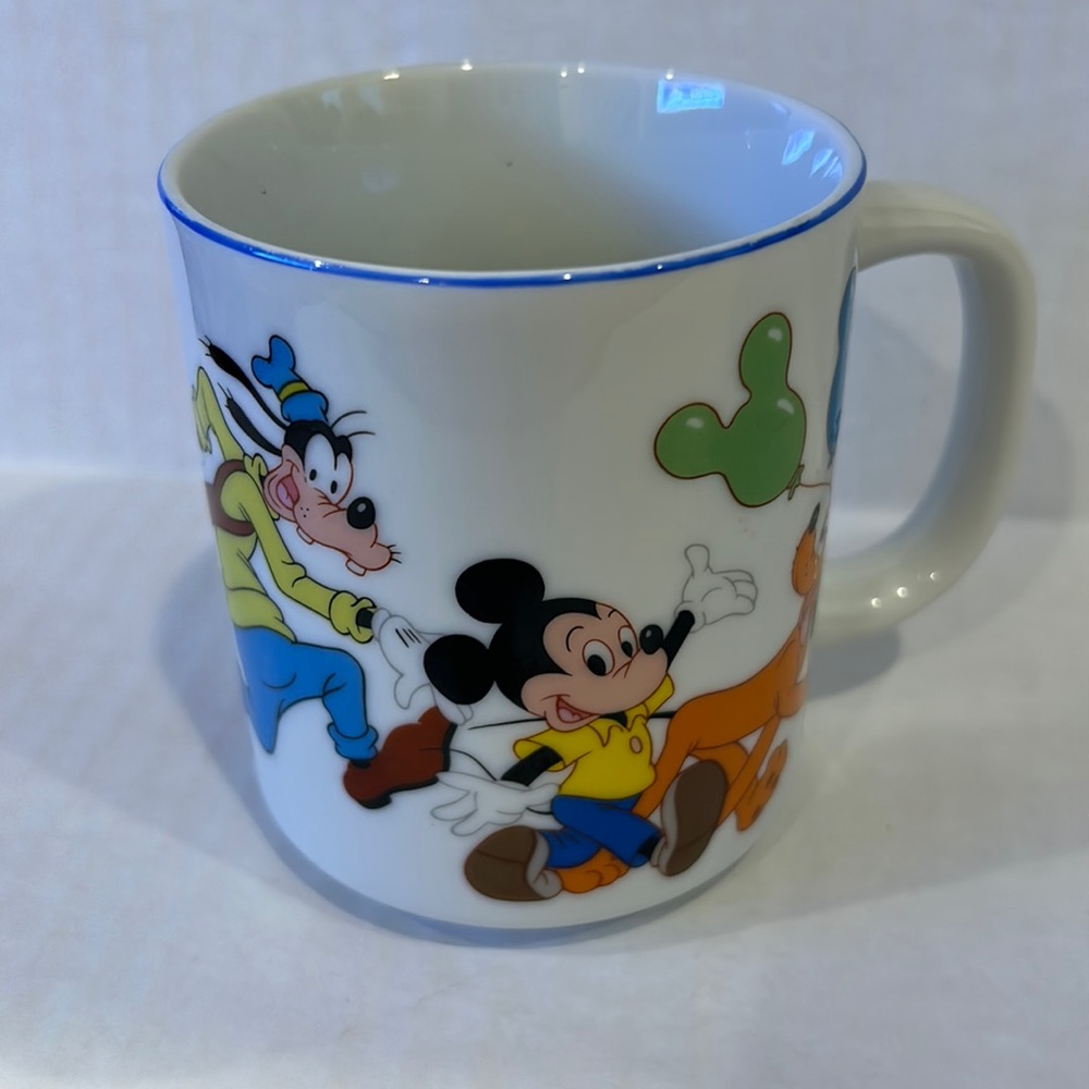Walt Disney World Vintage Mickey Minnie Pluto Goofy Donald Louie mug